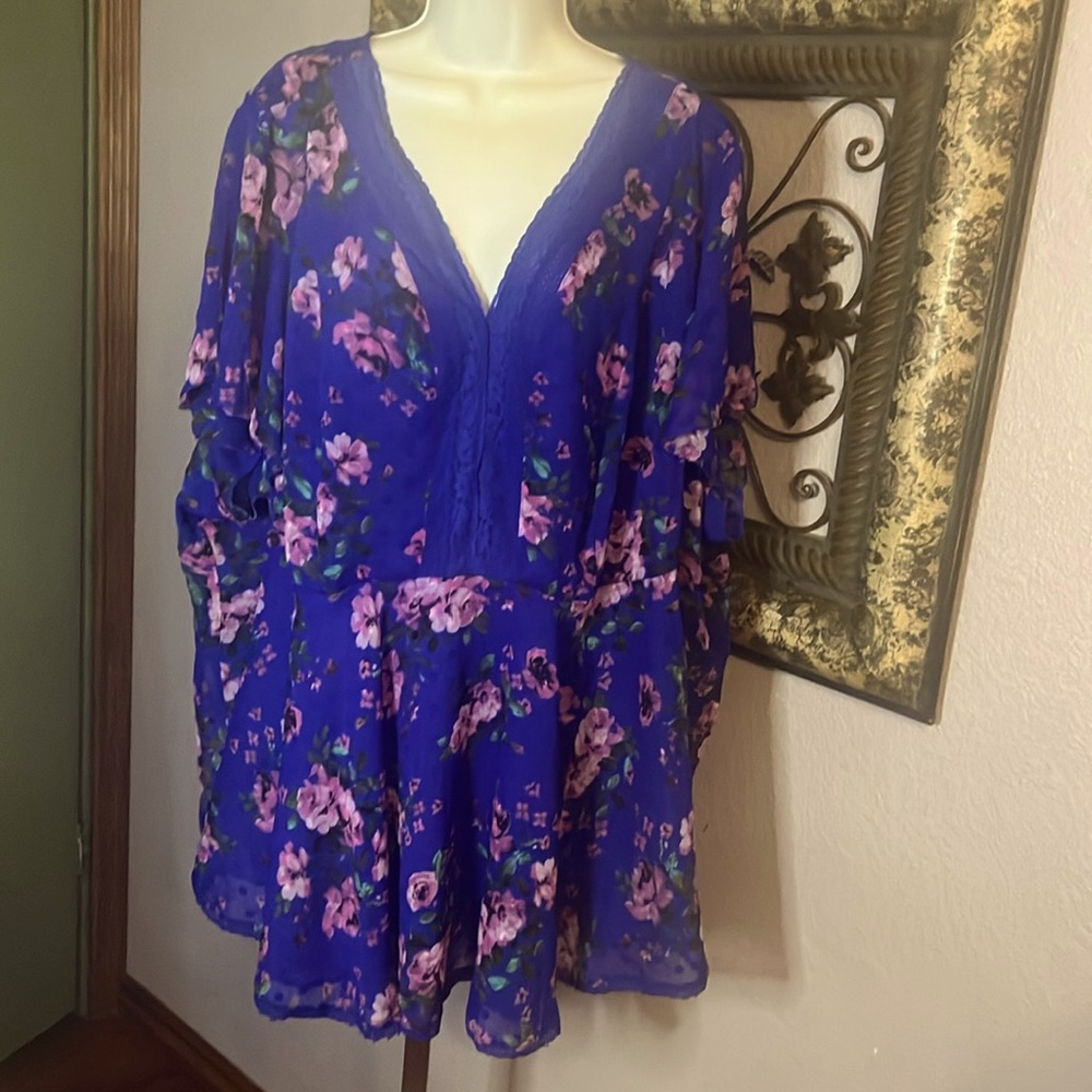 Torrid Top Blue Floral Short Sleeve Lace Trim/ Peplum NWOT Sz 5